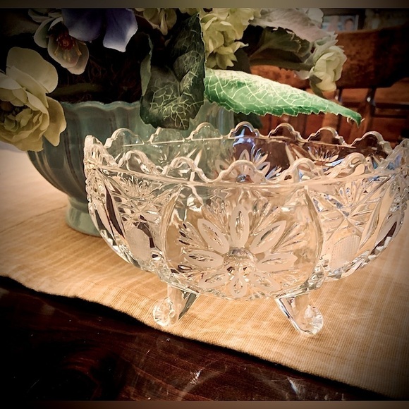 Vintage Four Footed Cut Crystal Flower Daisy Primrose Scalloped Edge Bowl - Picture 2 of 6